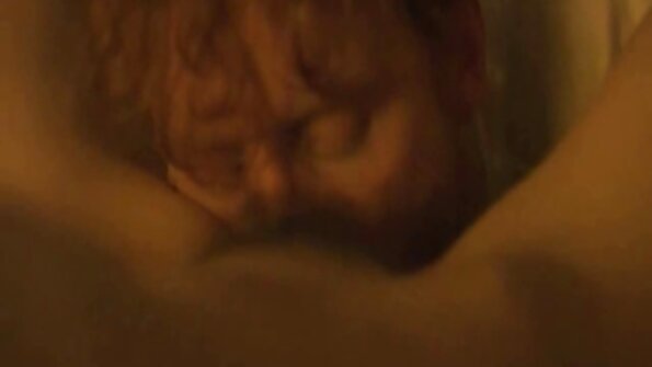 Geistermädchen fickt einen neugierigen Kerl in einer Ring-Pornoparodie