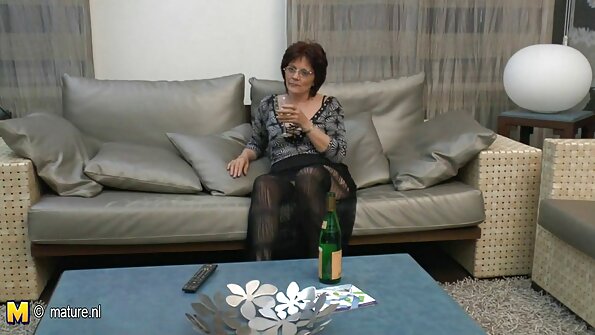 Heiße tschechische MILF hält den Kerl in ihrer Umarmung