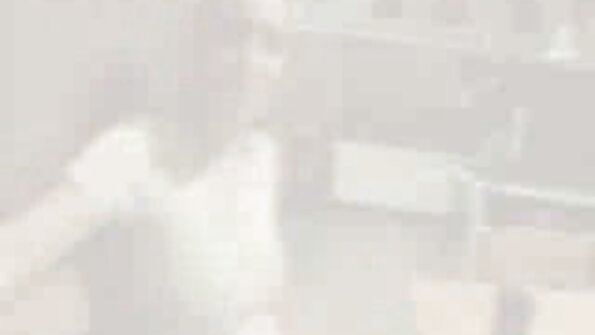 ஒரு அழகான பொன்னிற MILF க்காக குளியல் தொட்டி