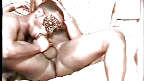தாலி தோவா இரண்டு கவர்ச்சியான கருப்பு ஆண்களால் கட்டுப்படுத்தப்படுகிறது