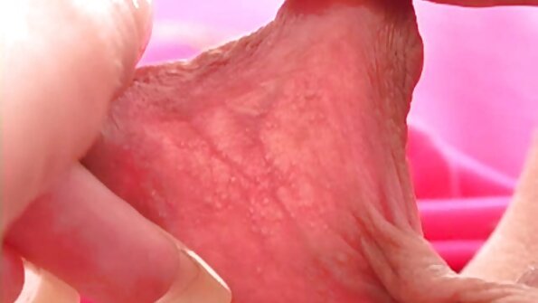 வெள்ளை ஃபிட்னெஸ் பயிற்றுவிப்பாளரால் கறுப்பு குழந்தை