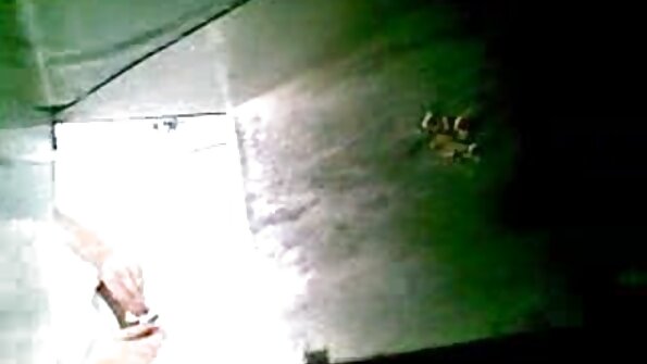 கவர்ச்சியான ஆசிய இளம்பெண் அலினா லி ஒரு வெள்ளை சேவலை வணங்குகிறார்
